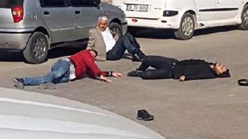 Məhkəmə binası qarşısında silahlı insident - Ölən və yaralananlar var  (FOTO+VİDEO)